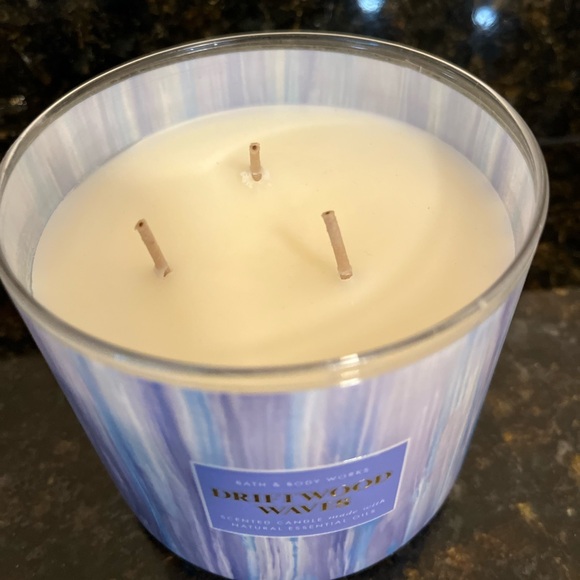New! Bath & Body Works Driftwood Waves 3 wick candle - Picture 4 of 4